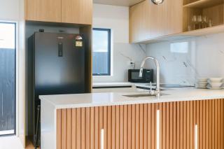 Cozy 2 Bedroom Waterview Home for Work and Family - 6