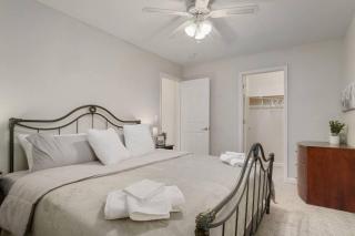 The Golden Townhouse Walk to downtown Pets Welcome - 9