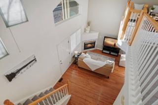 The Golden Townhouse Walk to downtown Pets Welcome - 3