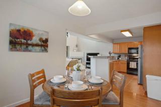 The Golden Townhouse Walk to downtown Pets Welcome - 1