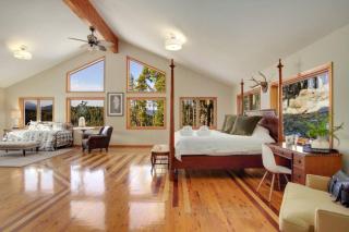 New. Top of the World Lodge. Hot tub. Theater. - 8