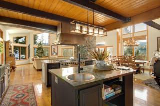 New. Top of the World Lodge. Hot tub. Theater. - 7