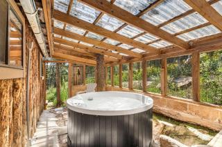 The Tyrolean Cabin. Panoramic Views. Hot Tub. - 9