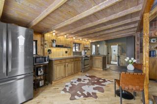 The Tyrolean Cabin. Panoramic Views. Hot Tub. - 7