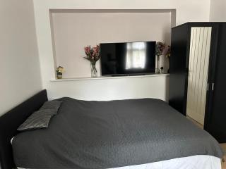 A Comfortable and Cosy Self Contained Room - 7