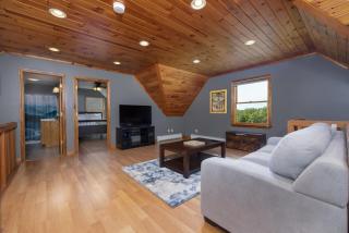 Hilltop Hideaway- 5 Minutes To Saratoga Lake - 1