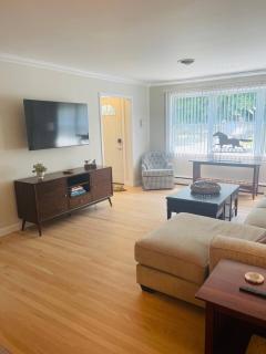 Bright 2 Bedroom Home Close To The Track - 3