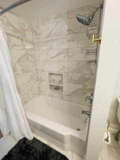 Bright 2 Bedroom Home Close To The Track - 1
