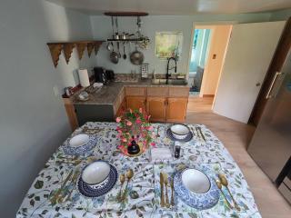 Cozy 2-bedroom Downtown Apartment Campbellton Walk to Cafés & Shops - 9