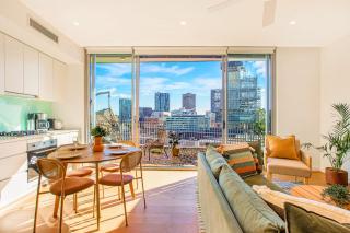 Jack's Top Floor Sunset Haven, Steps to Central #9 - 0