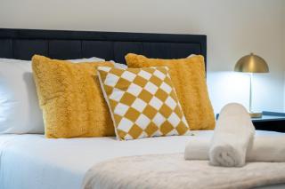 NEW! 2BR Stylish & Private Suite SE! Near Amazing Shopping & Parks! FREE Banff Pass, Netflix, Parking! - 1