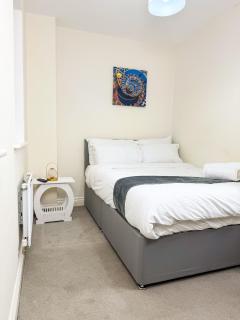 Modern 3-Bed Wolverhampton City Home City with Parking - 9