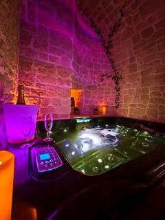 Loveroom, La Tour Secrete Jacuzzi, Sauna, plage, Clim, Netflix, Wifi Aude, occitanie - 0
