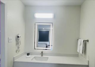 The Hallmark Inn & Suites Newly Renovated Rooms San Antonio Northeast - 5