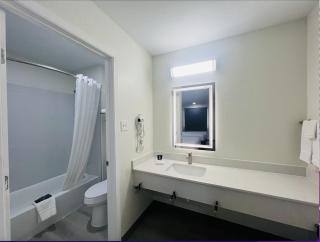 The Hallmark Inn & Suites Newly Renovated Rooms San Antonio Northeast - 3