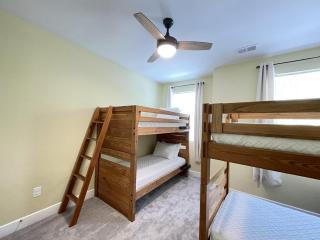 8 Beds 10 min to Beach & Golf! Great for Groups! - 5