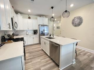 8 Beds 10 min to Beach & Golf! Great for Groups! - 2