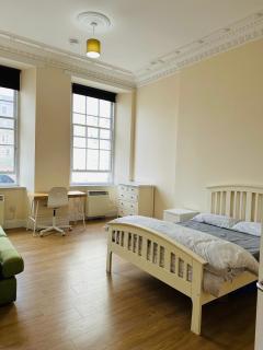 Master Bedroom in City Center - 8