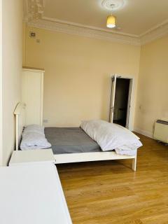 Master Bedroom in City Center - 7