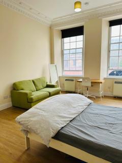 Master Bedroom in City Center - 5