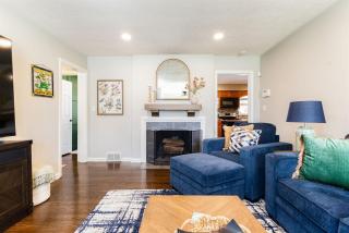 The Dome Home - 3BR House 1mi to ND - 7
