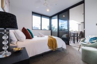 Luxury 2BR Retreat, Rooftop Vista & Pool, Car Park - 3
