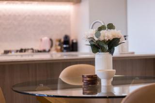 Luxury 2BR Retreat, Rooftop Vista & Pool, Car Park - 2