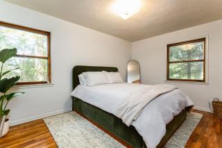 Blue & Gold Haven - 3B 2BA House Close to ND Stadium - 8