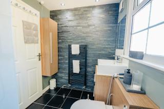 3 Bed House With Free Parking, Garden & Fast Wifi - 4