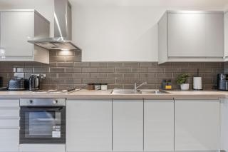 Stylish City Centre Apart, WiFi, Sofa Bed, Netflix, Families, Contractors and Relocators Welcome - 5