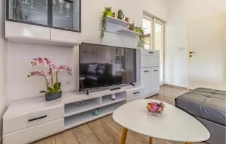 1 Bedroom Lovely Apartment In Banjole - 1
