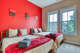 Spacious Home for 14PPL - 2 King Beds - Close to DT, Starland & Forsyth - Private Yard & Parking - 8