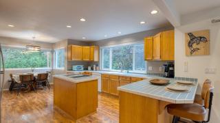 Stylish Forest Getaway on Whidbey Island Near Beaches Wineries Trails Cedarview Retreat by AvantStay - 5