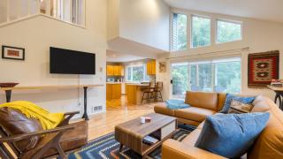 Stylish Forest Getaway on Whidbey Island Near Beaches Wineries Trails Cedarview Retreat by AvantStay - 4
