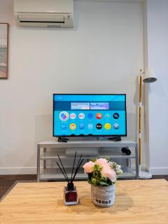 Modern CBD Apartment - Pool, Gym & Laneway Dining - 8