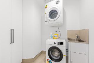 Chic Woden Apt, Near Hospital, Westfield w Pool - 9