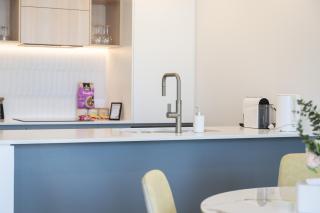 Chic Woden Apt, Near Hospital, Westfield w Pool - 5