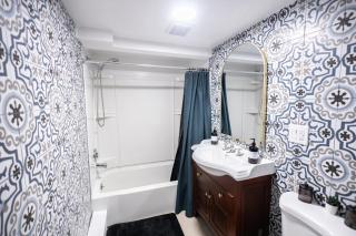 Retro 2 bedroom basement APT with free parking - 5