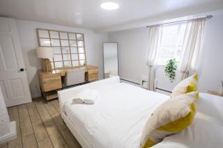 Retro 2 bedroom basement APT with free parking - 7