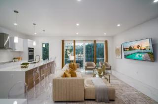 New 5BR Villa Beach Walk Jacuzzi Retreat - 5