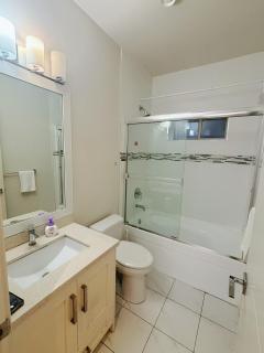 5 mins walk to beach! Lovely, spacious bedroom near Beach, Stanley Park, Cypress Mountain, Downtown Vancouver, Grouse Mountain - 5