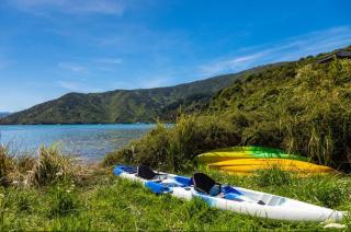 Waterfront Marlborough Sounds Retreat - 15min drive from Picton - 7