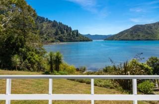 Waterfront Marlborough Sounds Retreat - 15min drive from Picton - 5