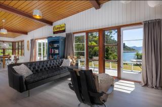 Waterfront Marlborough Sounds Retreat - 15min drive from Picton - 1