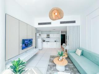 Amazing Roof Top Pool in Nice 1 BHK Flat in Marina - 3