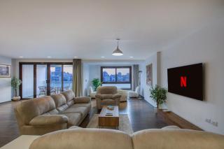 Luxury Living with Full Nile Views New 4BR Gem Arkadia - 0