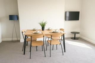Bright 2-Bed Top Floor Flat, Full Kitchen, Parking - 6