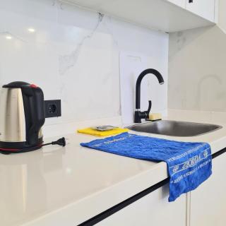 Modern Studio 1822 by the Boulevard with Balcony Kitchen Wi-Fi - 4