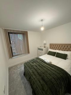 Modern City Retreat with Skyline Views and Free Parking - 4