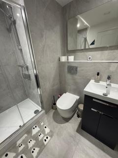 Modern City Retreat with Skyline Views and Free Parking - 6